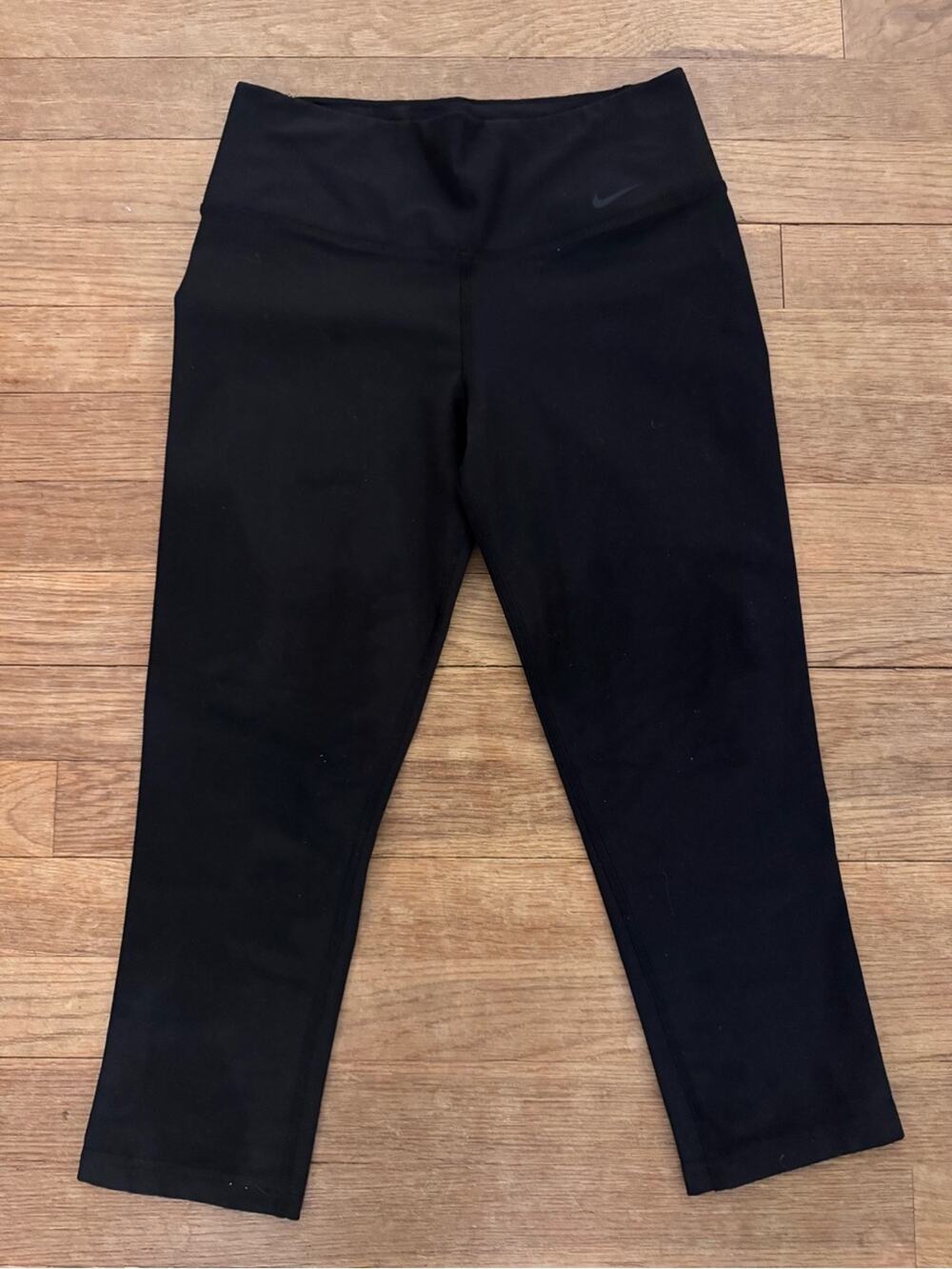 Nike Women's Black Dri-Fit Legend Crop Pants - Size XS
b11